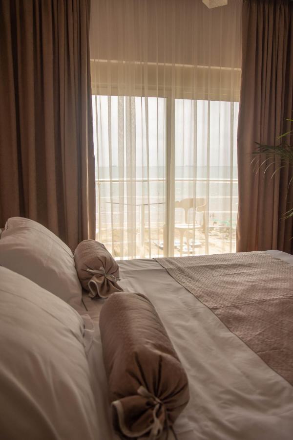Wave Beachfront Apartments Durrës Exteriör bild