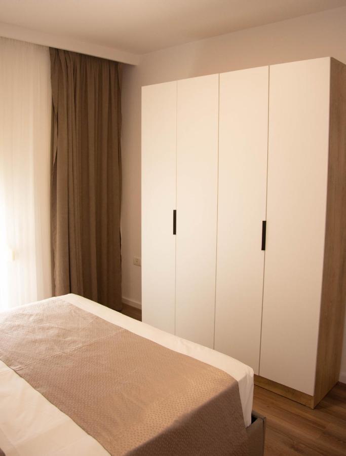 Wave Beachfront Apartments Durrës Exteriör bild
