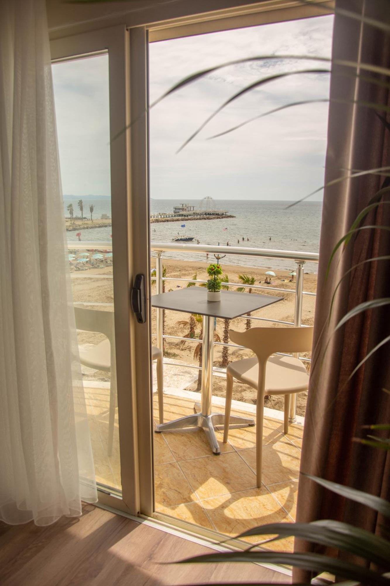 Wave Beachfront Apartments Durrës Exteriör bild