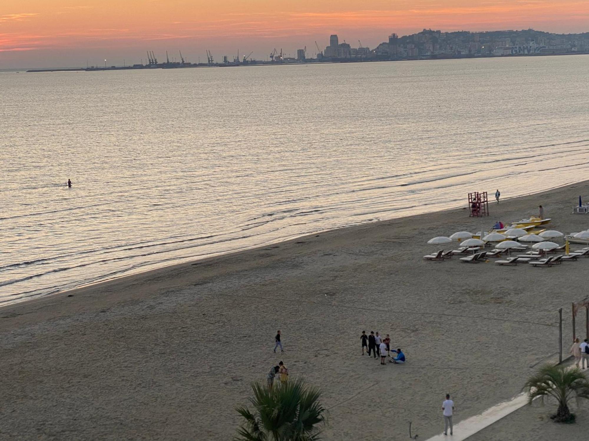Wave Beachfront Apartments Durrës Exteriör bild