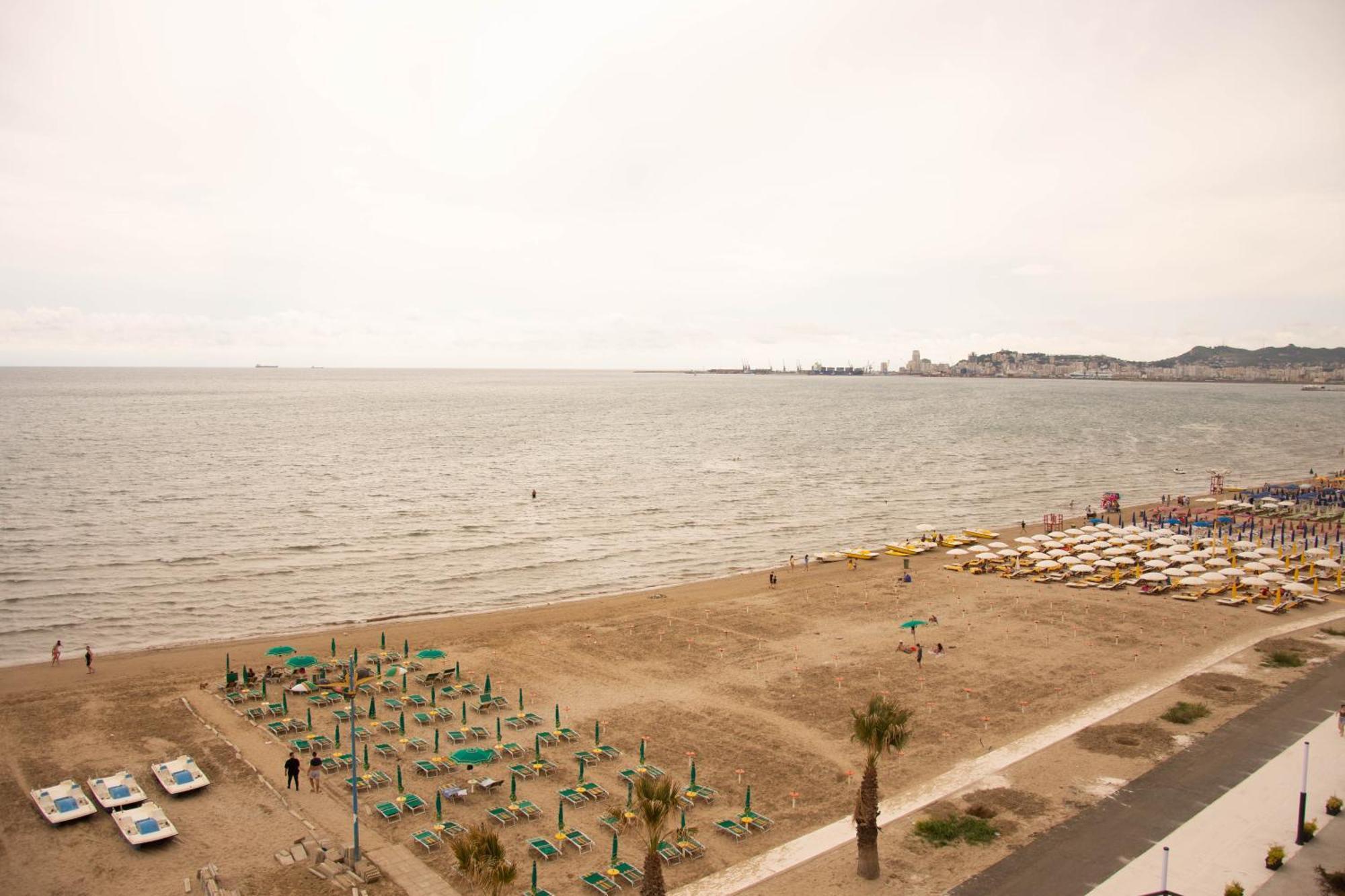 Wave Beachfront Apartments Durrës Exteriör bild