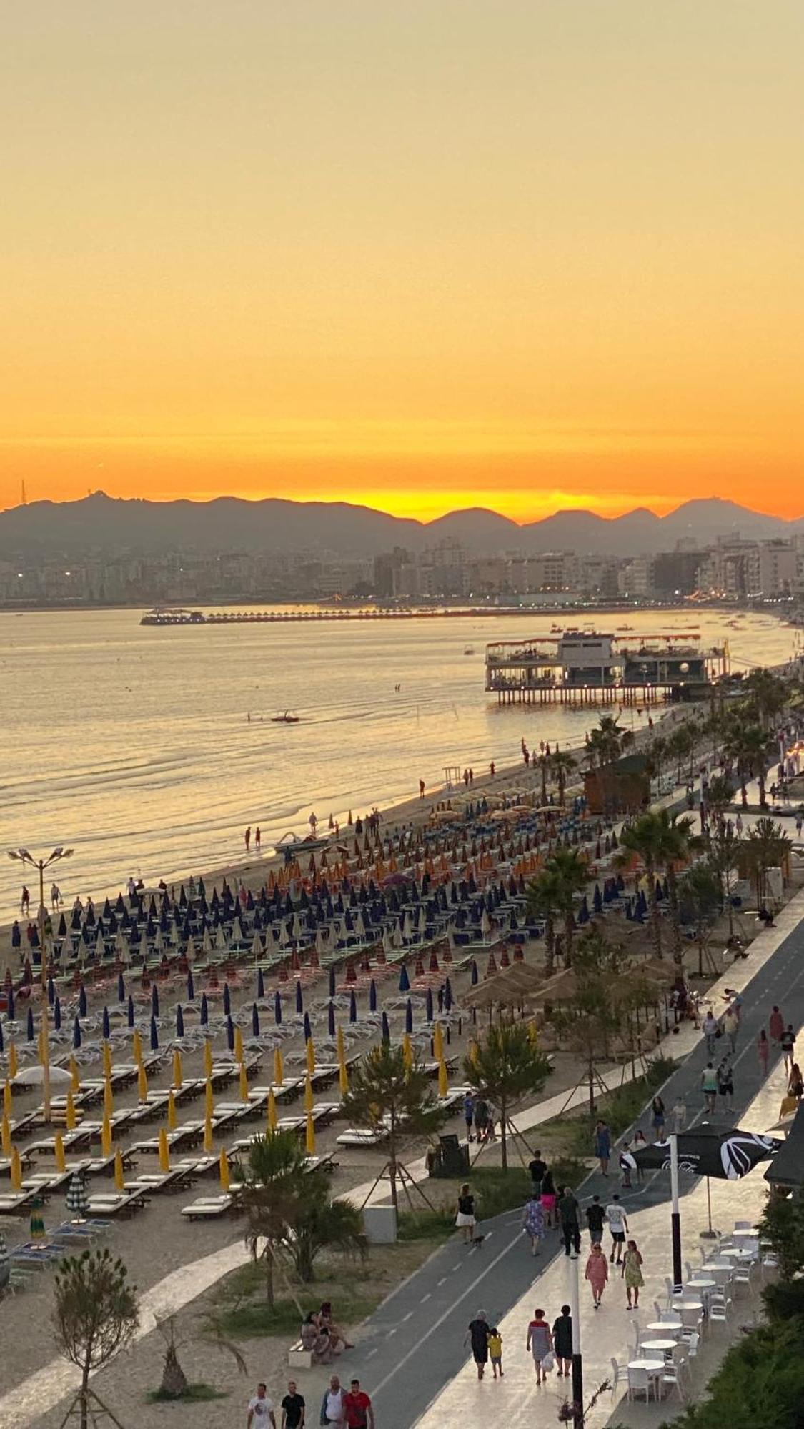 Wave Beachfront Apartments Durrës Exteriör bild