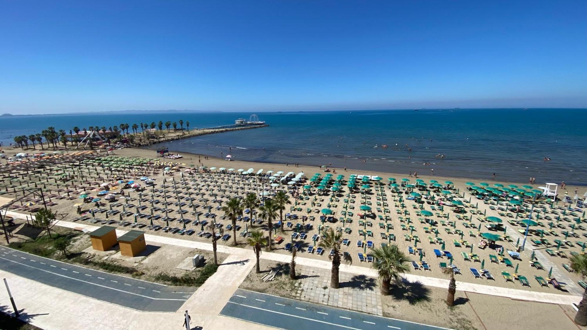 Wave Beachfront Apartments Durrës Exteriör bild