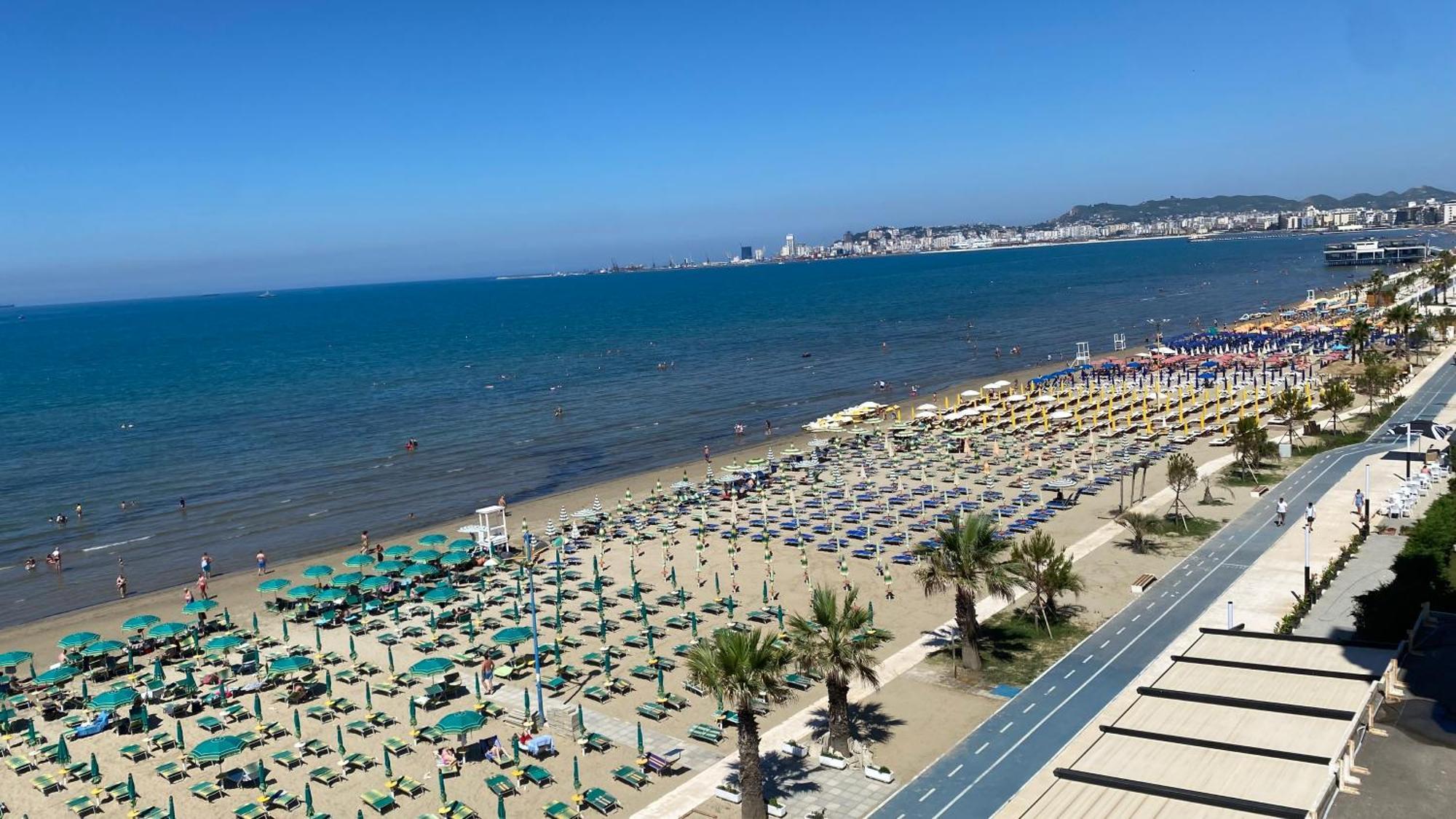 Wave Beachfront Apartments Durrës Exteriör bild