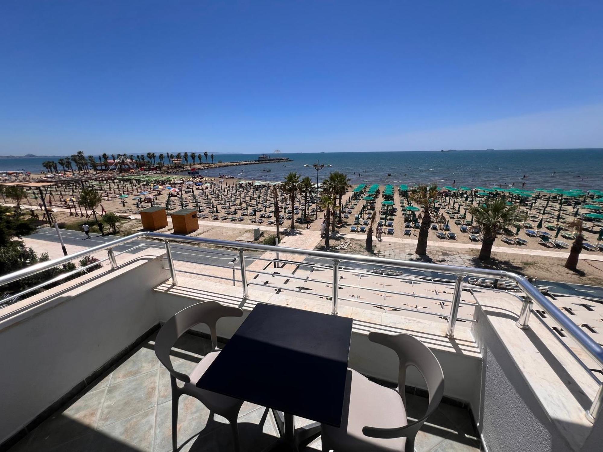 Wave Beachfront Apartments Durrës Exteriör bild