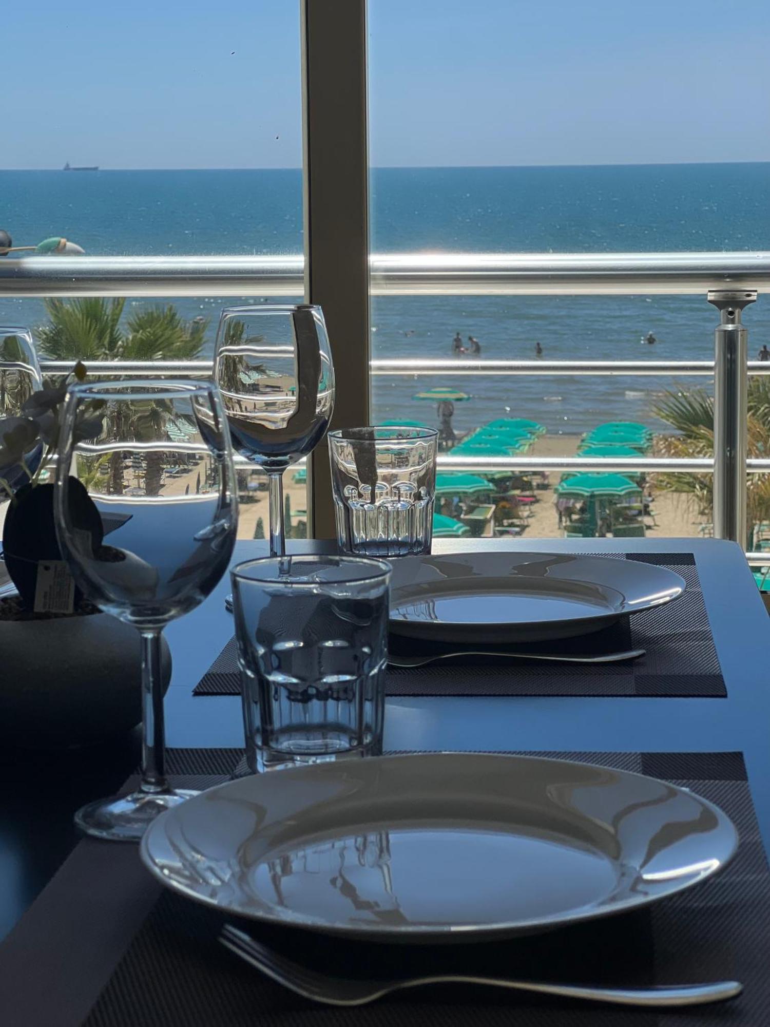 Wave Beachfront Apartments Durrës Exteriör bild
