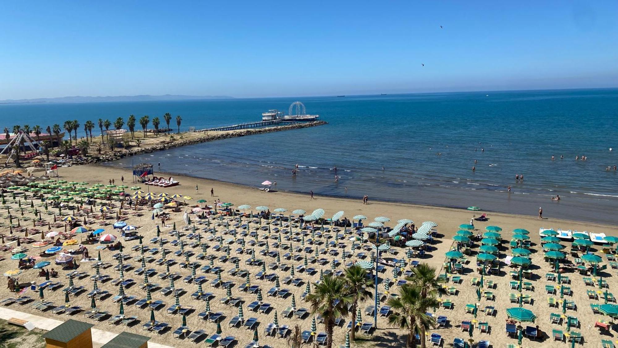 Wave Beachfront Apartments Durrës Exteriör bild