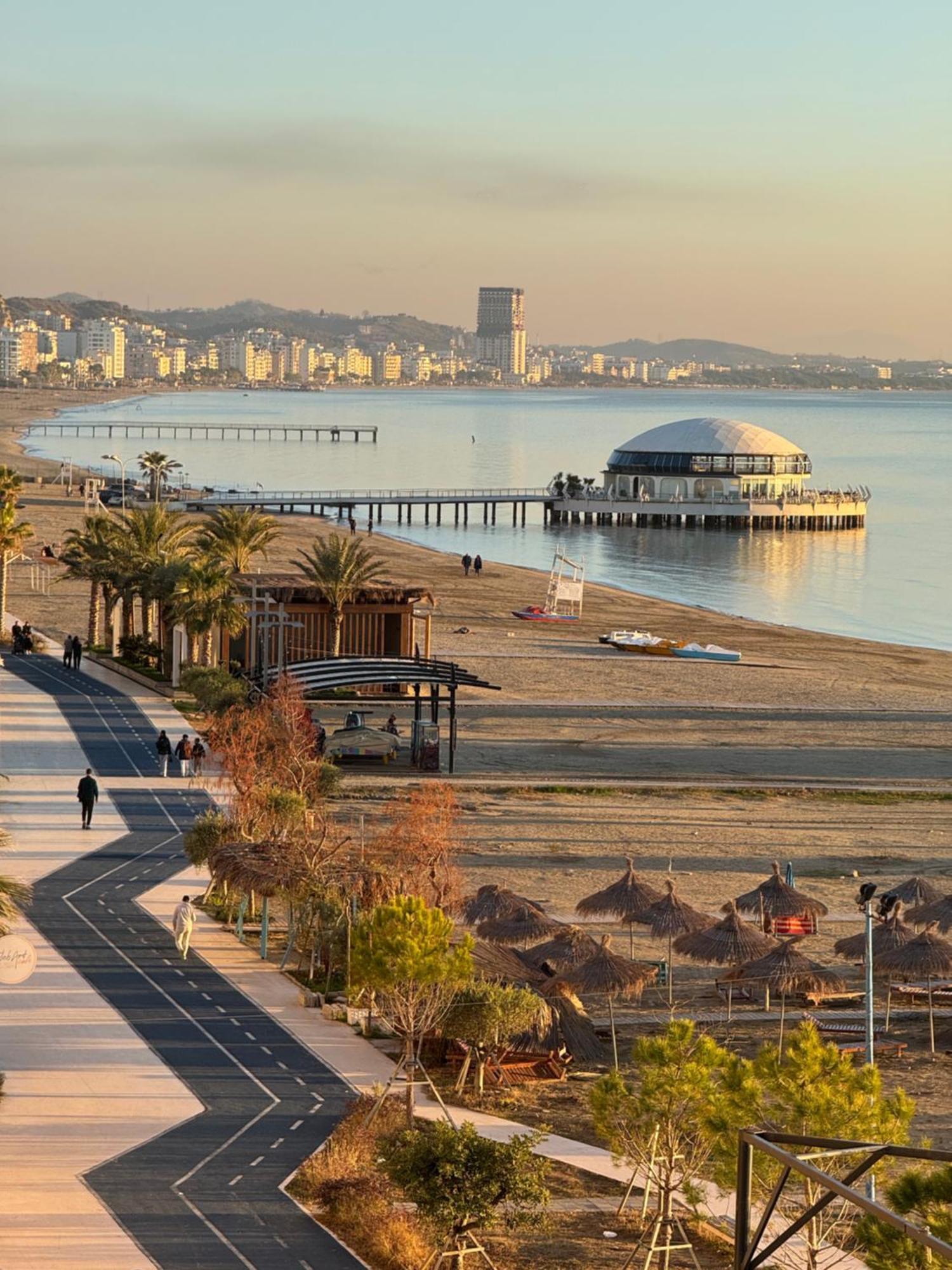 Wave Beachfront Apartments Durrës Exteriör bild